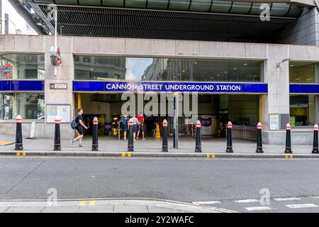 Persone che entrano alla stazione della metropolitana di Cannon Street su Dowgate Hill nella City di Londra, Londra, Regno Unito Foto Stock