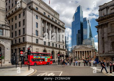 Il Royal Exchange e il 22 Bishopsgate visti da Bank Junction nella City di Londra, Londra, Regno Unito Foto Stock