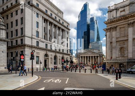 Il Royal Exchange e il 22 Bishopsgate visti da Bank Junction nella City di Londra, Londra, Regno Unito Foto Stock