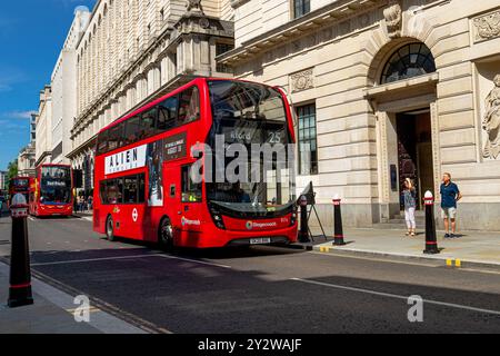 Un autobus rosso a due piani n. 25 arriva lungo il pollame nella City di Londra, Londra, Regno Unito Foto Stock