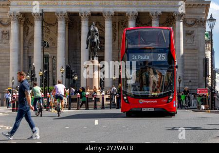 Un autobus a due piani n. 25 di Londra diretto a St Paul's passando per Bank Junction di fronte al Royal Exchange, City of London, London, UK Foto Stock