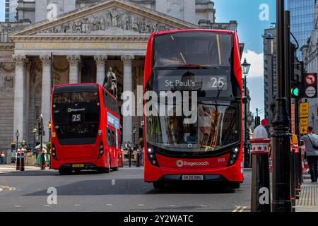 Due autobus a due piani n. 25 di Londra passano l'un l'altro presso Bank Junction di fronte al Royal Exchange, City of London, London, UK Foto Stock