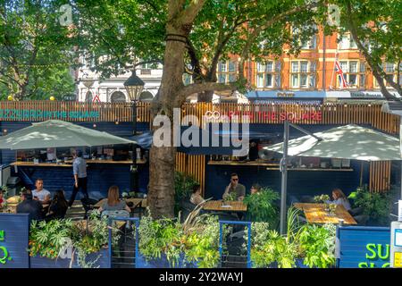 People at Court in the Square, una selezione di bar e ristoranti all'aperto nel mezzo di Sloane Square per la stagione estiva, Londra SW1 Foto Stock