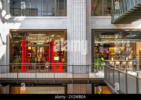 Gordon Ramsay Bread Street Kitchen and Bar all'interno della turbine Hall A presso la centrale elettrica di Battersea, ora una delle principali destinazioni di svago, Nine Elms, Londra Foto Stock