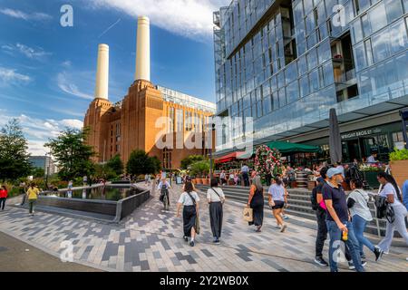 Persone che si godono una giornata fuori alla centrale elettrica di Battersea mangiando e bevendo nei bar e ristoranti del Circus West Village, Battersea, Londra, SW8 Foto Stock