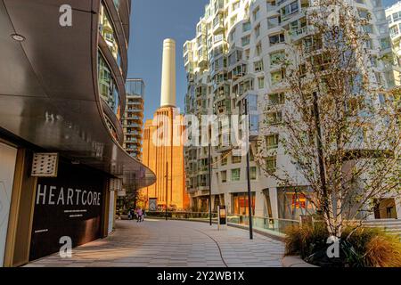 Un solo camino di Battersea Power Station visto da Electric Blvd circondato da appartamenti di lusso , Battersea, Londra Foto Stock