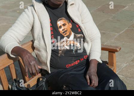 Barack Obama T Shirt, il cambiamento sta arrivando, essere indossati comprare un giovane uomo nero britannico. Londra, Inghilterra 29 giugno 2013 2010s UK HOMER SYKES Foto Stock