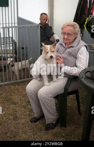 Un vecchio cane, un Parson Russell Terrier e la signora anziana, proprietaria di una donna, entrambi tristi, infelici e stanchi. Home Counties Dog Show. Inghilterra anni '2019 2010 Regno Unito HOMER SYKES Foto Stock