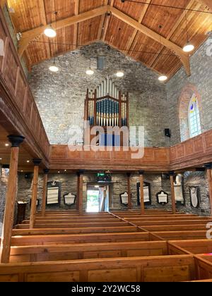 Drumcliffe, Contea di Sligo, IRE. 30 agosto 2024. 20240830 - Vista interna guardando verso l'ingresso anteriore e il balcone dell'organo della chiesa di San Columba a Drumcliffe, Contea di Sligo, Irlanda. (Immagine di credito: © Chuck Myers/ZUMA Press Wire) SOLO PER USO EDITORIALE! Non per USO commerciale! Foto Stock