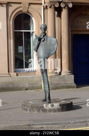 Sligo, Contea di Sligo, IRE. 30 agosto 2024. 20240830 - Una statua del poeta irlandese William Butler Yeats si trova all'esterno dell'edificio chiuso della Ulster Bank a Sligo, Irlanda. (Immagine di credito: © Chuck Myers/ZUMA Press Wire) SOLO PER USO EDITORIALE! Non per USO commerciale! Foto Stock