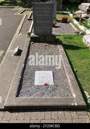 Drumcliffe, Contea di Sligo, IRE. 30 agosto 2024. 20240830 - la tomba del poeta irlandese William Butler Yeats si trova nel cimitero di St. Columba a Drumcliffe, Contea di Sligo, Irlanda. (Immagine di credito: © Chuck Myers/ZUMA Press Wire) SOLO PER USO EDITORIALE! Non per USO commerciale! Foto Stock