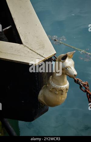 Testa in legno intagliato di Un Hind sull'arco del galeone Replica The Golden Hind, Brixham Regno Unito Foto Stock