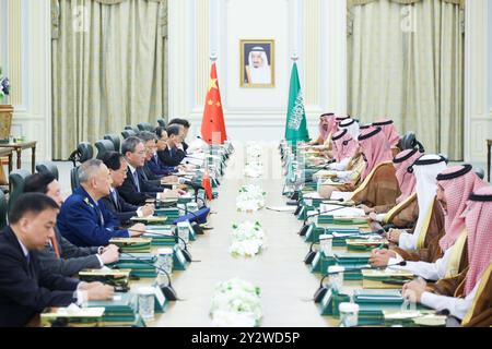 Riyadh, quarta riunione del Comitato congiunto cinese-saudita ad alto livello con lui al Palazzo al-Yamamah di Riyadh in Arabia Saudita. 11 settembre 2024. Il Premier cinese li Qiang incontra il principe ereditario saudita e il primo ministro Mohammed bin Salman al Saud, e co-presiede la quarta riunione del comitato congiunto cinese-saudita ad alto livello con lui al Palazzo al-Yamamah di Riyadh in Arabia Saudita, 11 settembre 2024. Crediti: Liu Bin/Xinhua/Alamy Live News Foto Stock