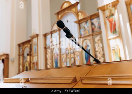 Installazione del microfono in una chiesa, che cattura l'atmosfera serena di un servizio religioso o di un discorso Foto Stock