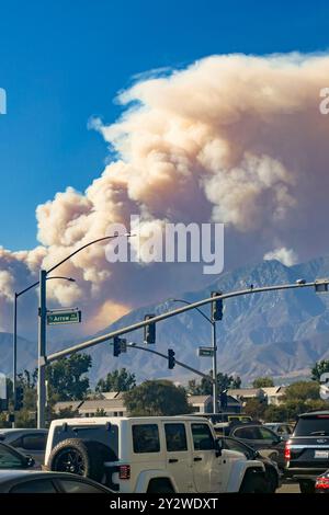 Rancho Cucamonga, CA, Stati Uniti - 10 settembre 2024: Vista del fumo dal Ponte fuoco nelle San Gabriel Mountains visto da Rancho Cucamonga, Califor Foto Stock