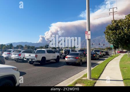 Rancho Cucamonga, CA, Stati Uniti - 10 settembre 2024: Vista del fumo dal Ponte fuoco nelle San Gabriel Mountains visto da Rancho Cucamonga, Califor Foto Stock