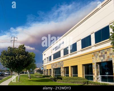 Rancho Cucamonga, CA, Stati Uniti - 10 settembre 2024: Vista del fumo dal Ponte fuoco nelle San Gabriel Mountains visto da Rancho Cucamonga, Califor Foto Stock