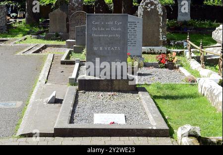 Drumcliffe, Contea di Sligo, IRE. 30 agosto 2024. 20240830 - la tomba del poeta irlandese William Butler Yeats si trova nel cimitero di St. Columba a Drumcliffe, Contea di Sligo, Irlanda. (Immagine di credito: © Chuck Myers/ZUMA Press Wire) SOLO PER USO EDITORIALE! Non per USO commerciale! Foto Stock