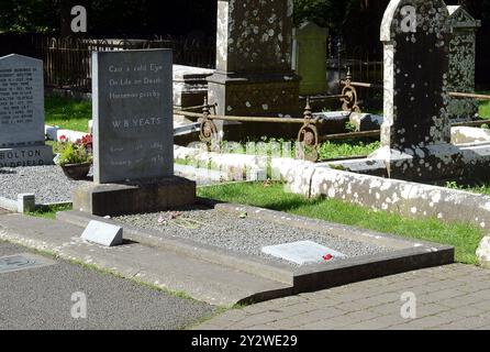 Drumcliffe, Contea di Sligo, IRE. 30 agosto 2024. 20240830 - la tomba del poeta irlandese William Butler Yeats si trova nel cimitero di St. Columba a Drumcliffe, Contea di Sligo, Irlanda. (Immagine di credito: © Chuck Myers/ZUMA Press Wire) SOLO PER USO EDITORIALE! Non per USO commerciale! Foto Stock