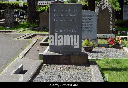 Drumcliffe, Contea di Sligo, IRE. 30 agosto 2024. 20240830 - la tomba del poeta irlandese William Butler Yeats si trova nel cimitero di St. Columba a Drumcliffe, Contea di Sligo, Irlanda. (Immagine di credito: © Chuck Myers/ZUMA Press Wire) SOLO PER USO EDITORIALE! Non per USO commerciale! Foto Stock