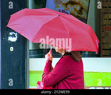 Edimburgo, Scozia, Regno Unito. 11 settembre 2024. Meteo nel Regno Unito: Bagnato con docce intermittenti nella capitale. Credit Gerard Ferry/Alamy Live News Foto Stock