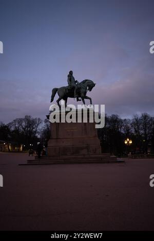 Oslo, Norvegia - 19 novembre 2022: Statua di Jean Baptiste Bernadotte futuro re Carlo II Johan di Norvegia a Slottsplassen Foto Stock