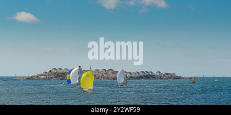 TJ?rn, Svezia - 17 agosto 2013: Il TJ?rn Runt è una competizione annuale di vela a lunga distanza che si svolge intorno all'isola di Tj?rn. Vista da R?nn? Foto Stock