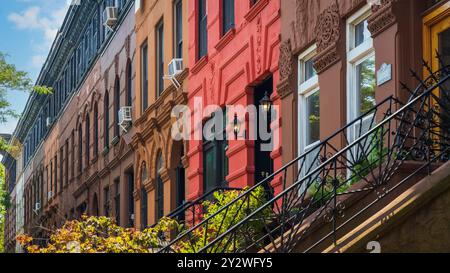 Una fila di colorati edifici in pietra arenaria con intricati dettagli architettonici in un quartiere cittadino. Foto Stock