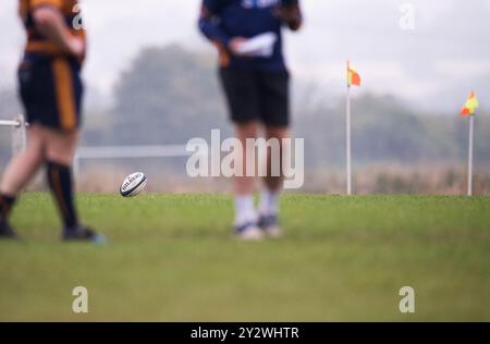 Giocatori amatoriali inglesi di Rugby Union che giocano in una partita di campionato. Foto Stock