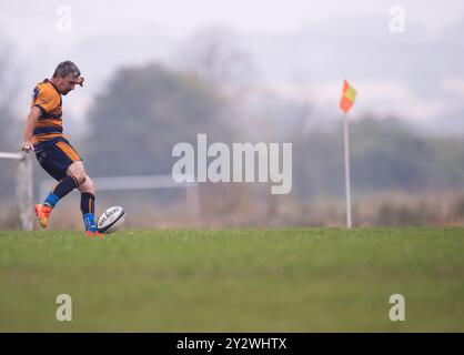 Giocatori amatoriali inglesi di Rugby Union che giocano in una partita di campionato. Foto Stock