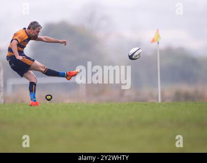 Giocatori amatoriali inglesi di Rugby Union che giocano in una partita di campionato. Foto Stock
