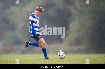 Giocatori amatoriali inglesi di Rugby Union che giocano in una partita di campionato. Foto Stock