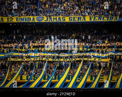 Argentine Professional Soccer League, First Division. Il Club Atlético Boca Juniors affronta il suo omologo San Lorenzo de Almagro in una nuova edizione del classico di calcio Rio de la Plata. Con gol di Gimenez, Merentiel e Saracchi, la squadra della Boca vinse il duello 3 a 2. Foto Stock