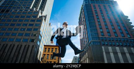 Uomo d'affari che salta per strada. Avanti salto e passi. Concetto di ambizioni aziendali. Strategia di successo aziendale. Sviluppo della crescita creativa Foto Stock
