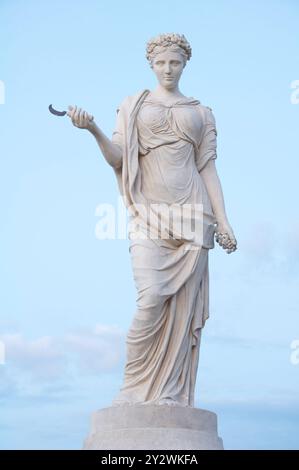 Autunno: Una statua contemporanea a Poundbury. La scultura è un pastiche moderno di una classica figura femminile realizzata in pietra di Coade. Dorset, Inghilterra, Regno Unito. Foto Stock