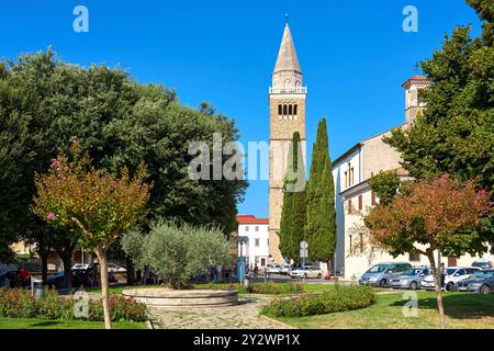 Capodistria, Slovenia - 25 agosto 2024: L'imponente campanile della Cattedrale di Capodistria in Slovenia *** Der beeindruckende Glockenturm der Kathedrale von Koper a Slowenien Foto Stock