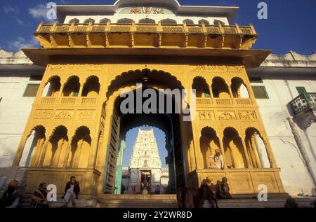 L'ingresso del vecchio Tempio Rangji nella città di Pushkar nella provincia del Rajasthan in India. India, Pushkar, gennaio 1998 Foto Stock