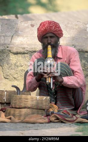 Un incantatore di serpenti suona musica di fronte al serpente cobra nella città di Jaisalmer, nella provincia del Rajasthan in India. India, Jaisalmer, gennaio 1998 Foto Stock