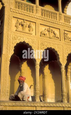 Un uomo all'ingresso del vecchio Tempio Rangji nella città di Pushkar nella provincia del Rajasthan in India. India, Pushkar, gennaio 1998 Foto Stock