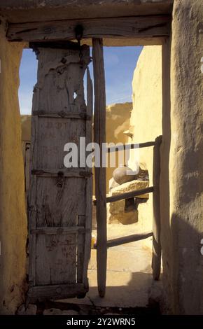 Una vecchia casa di pietra vicino alla città di Jaisalmer nella provincia del Rajasthan in India. India, Jaisalmer, gennaio 1998 Foto Stock