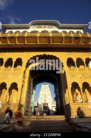 L'ingresso del vecchio Tempio Rangji nella città di Pushkar nella provincia del Rajasthan in India. India, Pushkar, gennaio 1998 Foto Stock