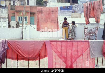 I bambini giocano su un balcone nella città vecchia nel forte Jaisalmer con la città di Jaisalmer nella provincia del Rajasthan in India. India, Jais Foto Stock