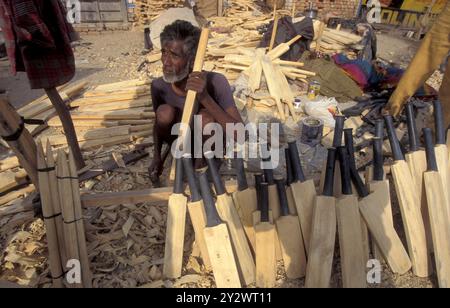 Un uomo che intaglia il nuovo mazzo di cricket in una fabbrica nella città di Jaisalmer nella provincia del Rajasthan in India. India, Jaisalmer, gennaio 1998 Foto Stock