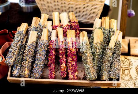 Un primo piano di vari bastoncini di erbe esposti in un vassoio di legno in un mercato. Foto Stock