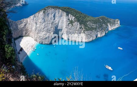 Vista aerea della spiaggia Navagio a Zante, Grecia, con acque turchesi, scogliere bianche e barche. Foto Stock