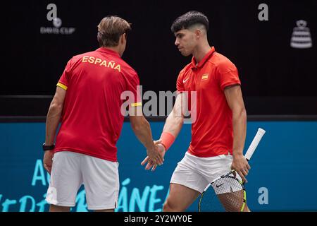 Valencia, Spagna. 11 settembre 2024. VALENCIA, SPAGNA - 11 SETTEMBRE: David Ferrer capitano della Spagna e Carlos Alcaraz della Repubblica Ceca contro Tomas Machac durante la fase a gironi 2024 della Coppa Davis, partita di Valencia tra Cechia e Spagna a Pabellon Fuente De San Luis l'11 settembre 2024 a Valencia, Spagna. (Foto di Jose Torres/Photo Players Images/Magara Press) credito: Magara Press SL/Alamy Live News Foto Stock