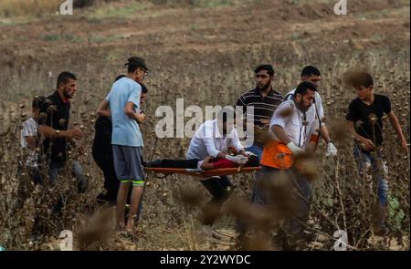 Beit Hanoun, Palestina. 2 giugno 2019. Al Baraa Fayeq Ahmed al-Kafarneh, 11 anni, riceve cure mediche in ospedale dopo che è stato ferito dai soldati israeliani il venerdì alle proteste al confine nella zona di Abu Safiya nel nord di Gaza. Il ragazzo, originario di Beit Hanoun nel nord di Gaza, ha perso l'occhio subito dopo essere stato colpito da un soldato israeliano con un proiettile di gomma e nonostante il trattamento ricevuto in un ospedale oftalmico a Gaza City. Secondo un rapporto pubblicato dall'organizzazione "Save the Children” alla fine di marzo scorso, almeno 49 bambini sono stati uccisi alla recinzione di frontiera di Gaza Foto Stock