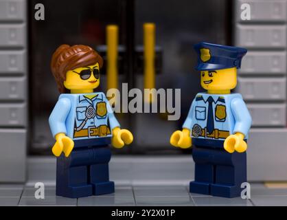 Tambov, Federazione Russa - 19 marzo 2021 due agenti di polizia Lego in piedi davanti alle porte degli uffici all'aperto Foto Stock