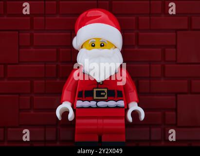 Tambov, Federazione Russa - 21 agosto 2024 Ritratto della minifigura di Babbo Natale Lego sullo sfondo di mattoni rossi. Foto Stock