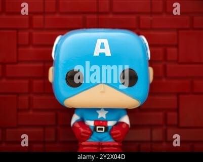 Tambov, Federazione Russa - 23 agosto 2024 Capitan America Funko POP Mini Vinyl Figure su sfondo rosso. Foto Stock